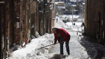 Un vecino de Prades retirando la nieve de las calles ayer por la mañana. Foto: Pere Ferré