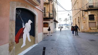 En la calle Sant Andreu ya se ha empezado a dibujar el Llucifer de los Diables Voramar del Serrallo. Foto: Pere Ferré