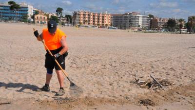 Imatge d’arxiu d’un operari netejant a la platja. FOTO: Anna F.-Aj. Torredembarra