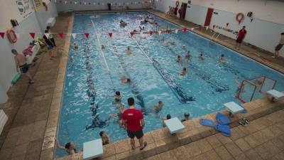 Imatge dels estudiants a la piscina municipal de Tortosa, aquest dimecres. FOTO: JOAN REVILLAS