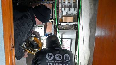 Dos operarios llevan a cabo tareas de mantenimiento en una instalación en mal estado. Foto: Alfredo González