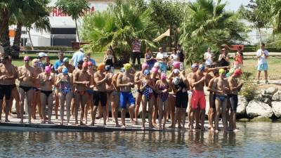 Algunos de los participantes en la ´Travessia d´Amposta nedant l´Ebre´. Foto: Club Natació Amposta
