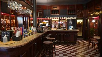Barra del bar de marbre i fusta de l&rsquo;interior de l&rsquo;hist&ograve;ric restaurant del centre de Reus. FOTO: Alfredo Gonz&aacute;lez
