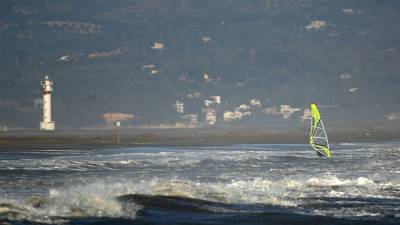 Un practicant de surf de vela a les platges de l´Ampolla. FOTO: JOAN REVILLAS