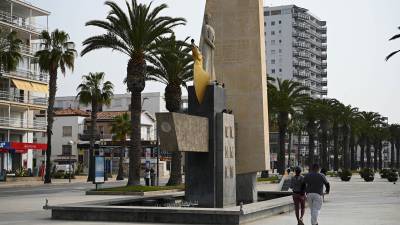 El Passeig Jaume I y la estatua dedicada al conquistador, en Salou. FOTO: Alfredo González