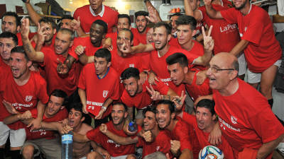 Jugadores y cuerpo técnico de la Pobla celebran el ascenso. Foto: Alfredo González
