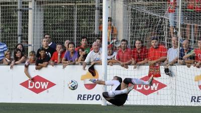 Alberto Varo, deteniendo el penalti que supuso el ascenso de la Pobla a Segunda B. Foto: Alfredo González