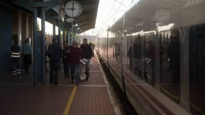 Imatge d'un tren Euromed aturant-se a l'estació de l'Aldea, al Baix Ebre.Foto: Joan Revillas