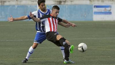 Un jugador del Viladecans intenta controlar el balón ante la presión de un futbolista del Torredembarra, en el duelo de ayer. Foto: Alfredo González