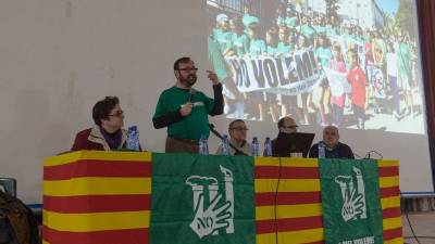 El portaveu de la plataforma, Joan Ferrando, ahir durant l'assemblea celebrada a Alcanar. Foto: Joan Revillas