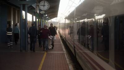 Imatge d'un tren Euromed aturant-se a l'Estació de tren de l'Aldea-Amposta. FOTO: JOAN REVILLAS