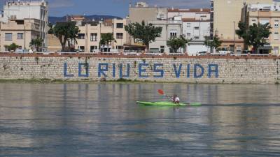 Pintada pel riu i contra el transvasament, al pas de l´Ebre per Tortosa. FOTO: JOAN REVILLAS