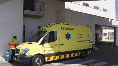 Una ambulància a l'hospital de Tortosa. Foto. Joan Revillas/DT