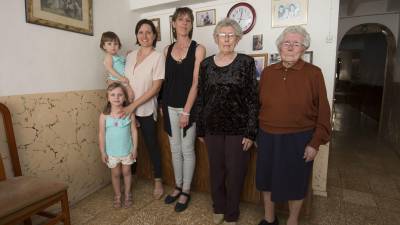 Les cinc generacions de dones, d’esquerra a dreta: la besneta, amb les seves dues filles, la neta, la filla i la Dolors. Foto: J. REVILLAS