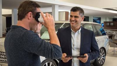 La experiencia de realidad virtual, de 360 grados, también permite a los clientes explorar el interior del vehículo desde diferentes ángulos.