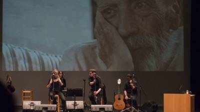 Moment de l\'actuació del grup Riu en So, que va musicalitzar els versos de Vergés. Foto: Joan Revillas