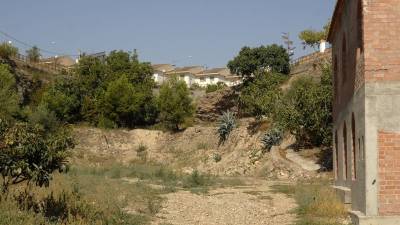 Imatge del barranc de les Moreres i de l´edifici inacabat, a la dreta de la imatge. Foto: J. R. / DT
