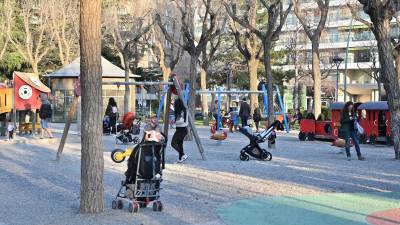 El Parc Sant Jordi es uno de los 12 parques de la ciudad con elementos de juego para niños con movilidad reducida.  FOTO: ALFREDO GONZÁLEZ