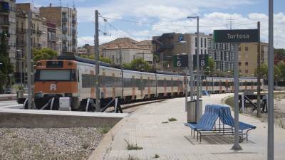 Tren a punt de sortir de l´estació de Tortosa, a la línia R16. FOTO: JOAN REVILLAS