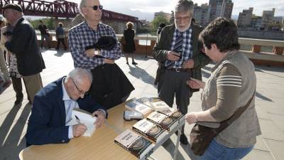 Daniel Arasa, ahir a la tarda, signant llibres al costat de l´antic pont del ferrocarril. Foto: joan revillas