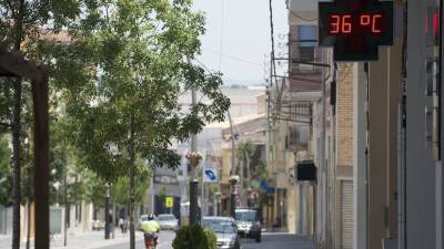 Un termómetro marca 36 grados, durante el mes de julio en Móra d´Ebre (Ribera d´Ebre). Foto: Joan Revillas