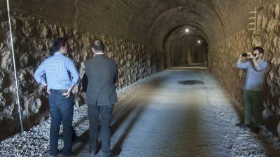 Imatge d'un dels dos túnels il·luminats al terme del Pinell de Brai, ahir. Foto: JOAN REVILLAS