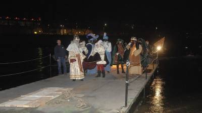 Els Reis d´Orient desembarcant a la platja de Ferreries, a Tortosa. Foto: joan revillas