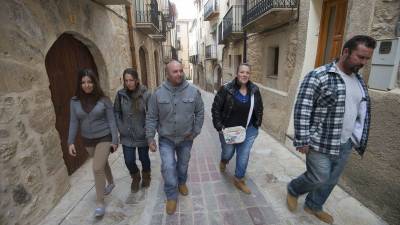 Les veïnes de Sant Vicenç dels Horts, Diana Soler i Esther Cases, amb els seus marits, ahir passejant per Prat de Comte. Foto: JOAN REVILLAS