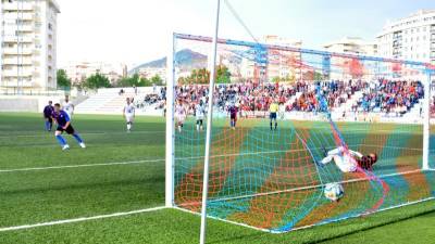 Guardiola engaña al portero Reina y marca de penalti el gol que suponía el 3-1 del Eldense frente al Nàstic, en el duelo de ayer. Foto: Vicen Muñoz