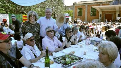 Imagen del alcalde de Reus, Carles Pellicer, saludando a algunos de los asistentes a la comida. Foto: Alfredo González