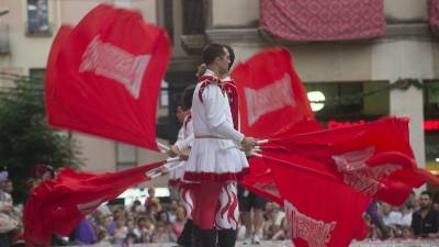 Las actuaciones en plazas y calles de los abanderados de Tortosa son un clásico de todas las ediciones de la Festa del Renaixement. Foto: Joan Revillas