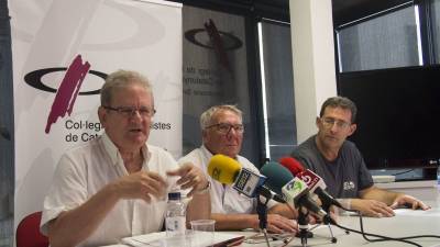 El portaveu veïnal, Josep Baubí, i els presidents de les federacions, Jordi Moreso i Llorenç Navarro. Foto: J. REVILLAS.