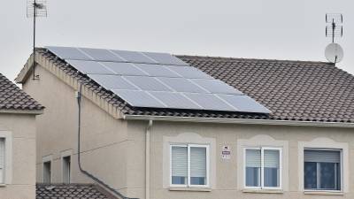 Una casa de Reus con placas fotovoltaicas. Para recibir la bonificación, la energía tiene que ser, al menos, el 30% de la contratada. FOTO: ALFREDO GONZÁLEZ
