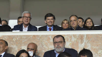 Javier Tebas&nbsp;(I), presidente de LaLiga, junto a Josep Maria&nbsp;Andreu, presidente del N&agrave;stic, y Josep F&eacute;lix Ballesteros, Alcalde de Tarragona