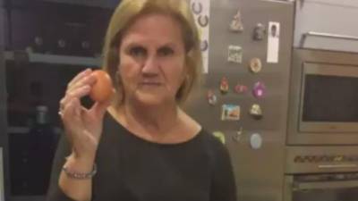 L'expresidenta del Parlament, Núria de Gispert, trencant un ou en el marc de la campanya