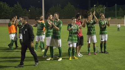 Los jugadores del Ascó agradecen el apoyo de la afición tras caer ayer. Foto: Joan Revillas