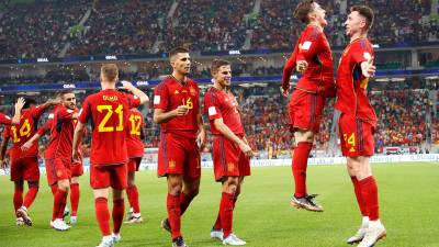 Los jugadores de la selección española celebran uno de los siete goles que España le endosó a Costa Rica. Foto: José Méndez.