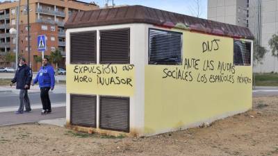 Imagen de la subestación de electricidad con las pintadas xenófobas. Foto: A. González