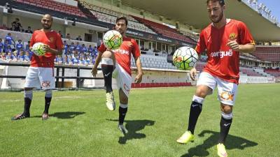 Fali, Xisco Hernández y Miguel Palanca pisaron ayer el césped del Nou Estadi con la camiseta del Nàstic. Foto: Alfredo González