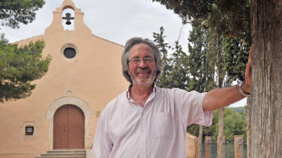 L'alcalde de Castellvell, Agustí Domingo, davant l'ermita de Santa Anna. Foto: A. González.
