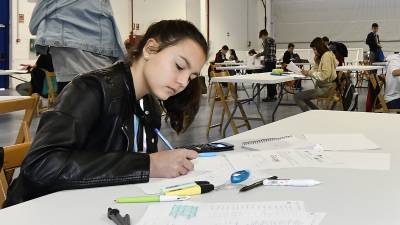 Una alumna respondiendo la fase individual de la prueba. FOTO: Alfredo González