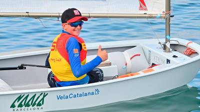Joan Domingo, subido a su Optimist en aguas del Port de Cambrils. FOTO: Alfredo González