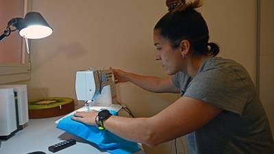 El taller de La Galga Costurera es un pequeño despacho en la casa de Noelia Quesada (en la foto) y Miriam Peña. FOTO: alfredo gonzález