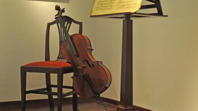 Uno de los violoncelos de Casals.FOTO: Alfredo Gonz&aacute;lez