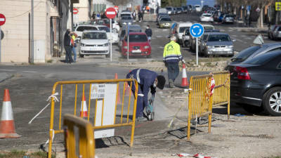 Las obras arrancaron ayer en la rotonda ubicada a escasos metros del complejo deportivo. foto: Tjerk van der Meulen