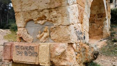 Tres de las cuatro pintadas que hay en la base del Pont del Diable, hechas con ‘spray’. Foto: Pere Ferré