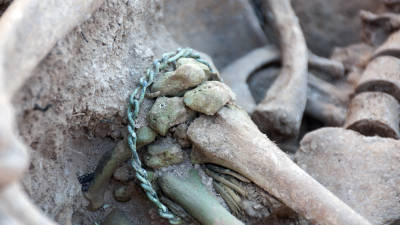 Una pulsera en la mu&ntilde;eca izquierda de un soldado en la fosa de Mirvet. Foto: Iltirta Arqueologia