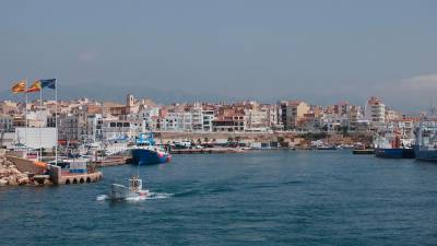 Después del accidente, el pesquero ha emprendido rumbo al puerto de L’Ametlla de Mar. Foto: Joan Revillas/DT