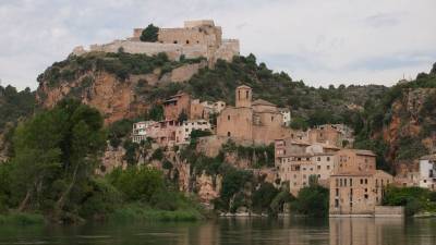 El pueblo de Miravet coronado por su castillo. Foto: Joan Revillas
