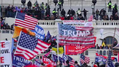Los manifestantes pro-Trump ocupan los terrenos del frente oeste del Capitolio de los EE.UU.